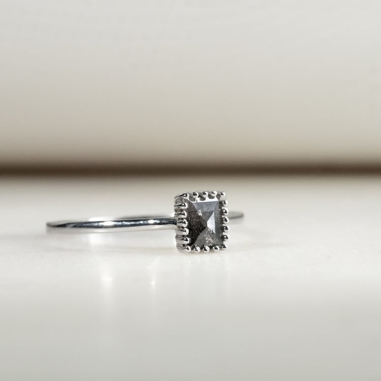 Zlatý prsten s princess salt and pepper diamantem Samiya 132847