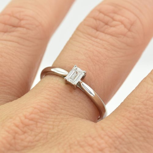 Zásnubní prsten s emerald lab-grown diamantem Bukka