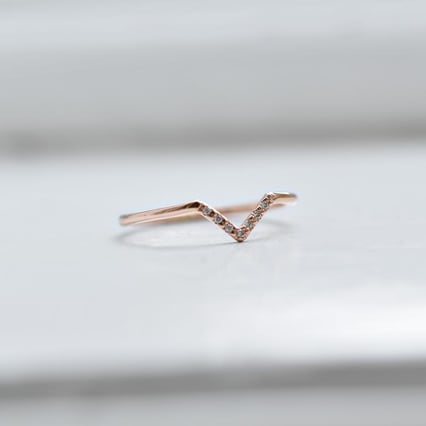 Zlatý vykrojený snubní prsten s diamanty Bebeha