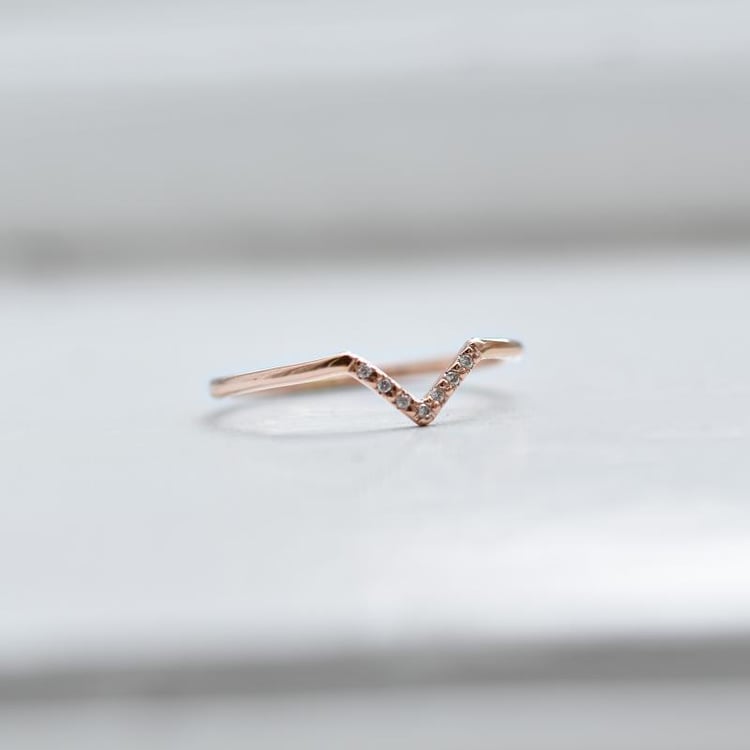 Zlatý vykrojený snubní prsten s diamanty 39082