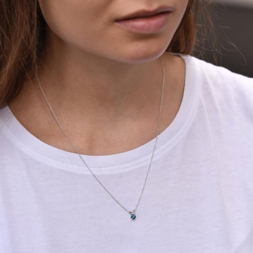 Modrý diamant v přívěsku Lalom