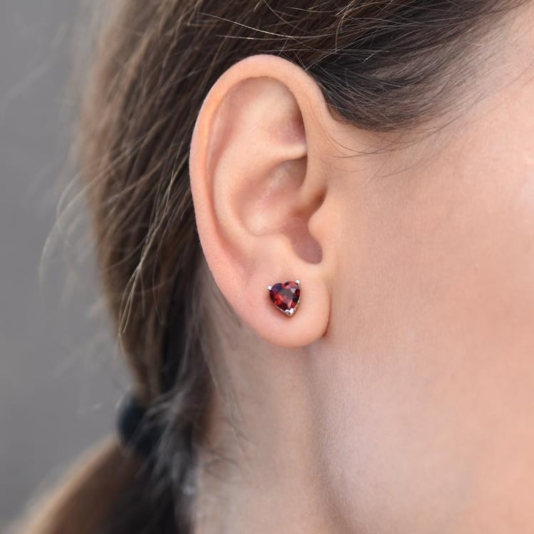 Stříbrné náušnice s granáty ve tvaru srdce 46845