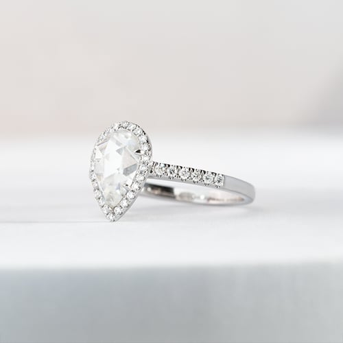 Zásnubní prsten s centrálním pear moissanitem a postranními lab-grown diamanty Ladfer