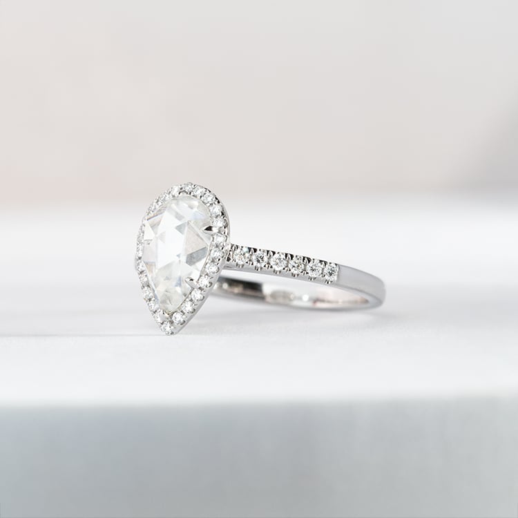 Zásnubní prsten s centrálním pear moissanitem a postranními lab-grown diamanty Ladfer 150110