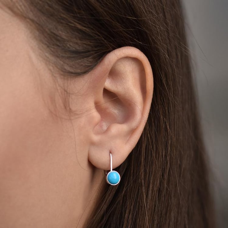 Tyrkys ve visacích stříbrných náušnicích 36400