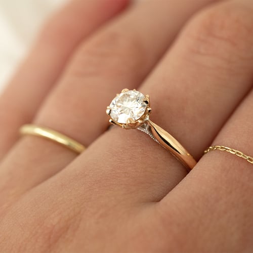 Zásnubní prsten s moissanitem a lab-grown diamanty Libby