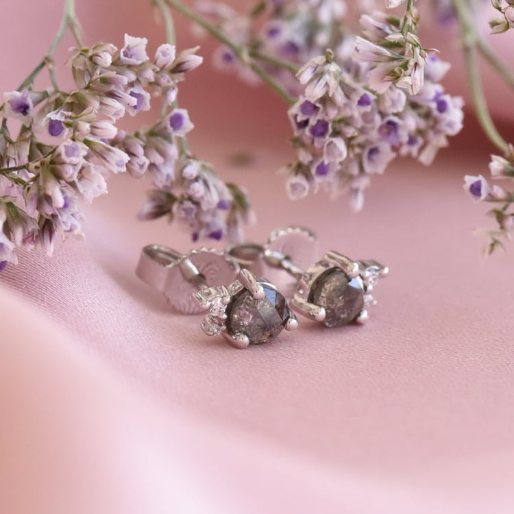 Zlaté cluster náušnice se salt and pepper diamantem 78908