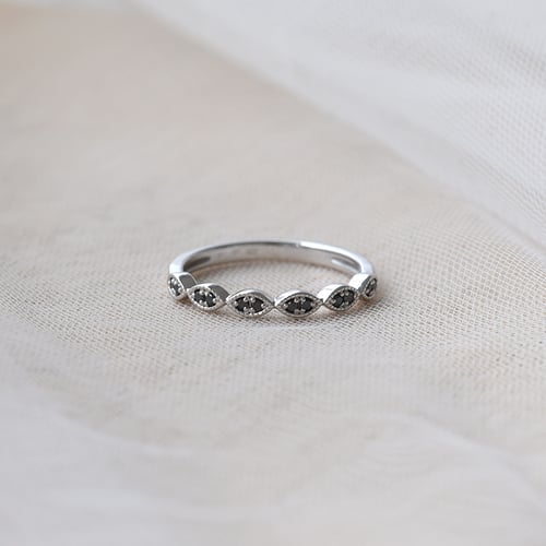 Něžný eternity prsten ze zlata s černými diamanty Talita