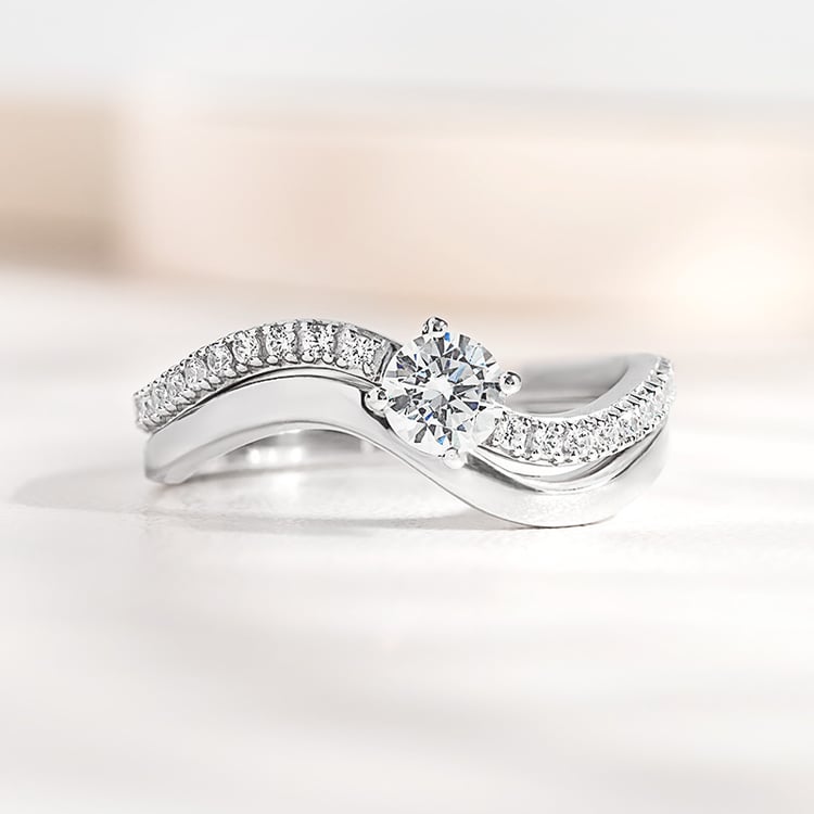 Něžný zásnubní set atypických prstýnků s lab-grown diamanty 156235