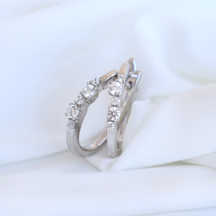 Kruhové náušnice s diamanty z bílého zlata 80540