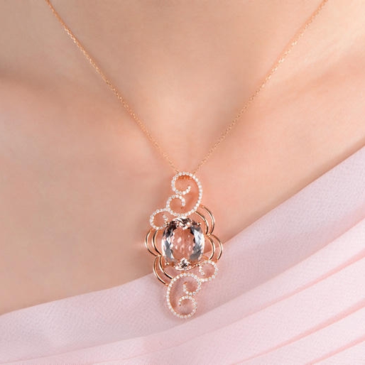 Morganit v zlatém diamantovém náhrdelníku Janisa 10079