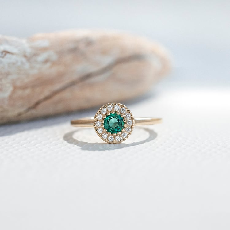 Zlatý halo prsten se smaragdem obklopeným diamanty Tafne 111599