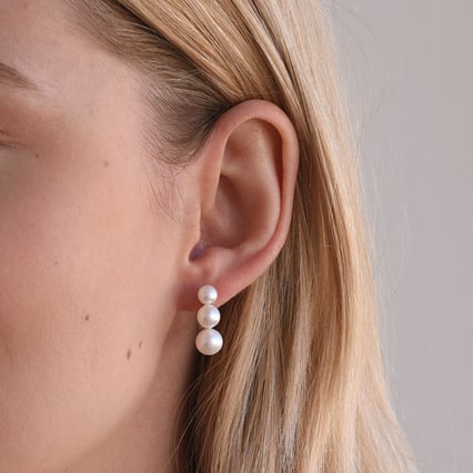 Stříbrné visací náušnice se třemi bílými perlami Arielle