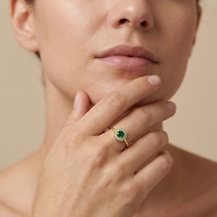 Rozvodový zlatý halo prsten se smaragdem obklopeným diamanty Eliot