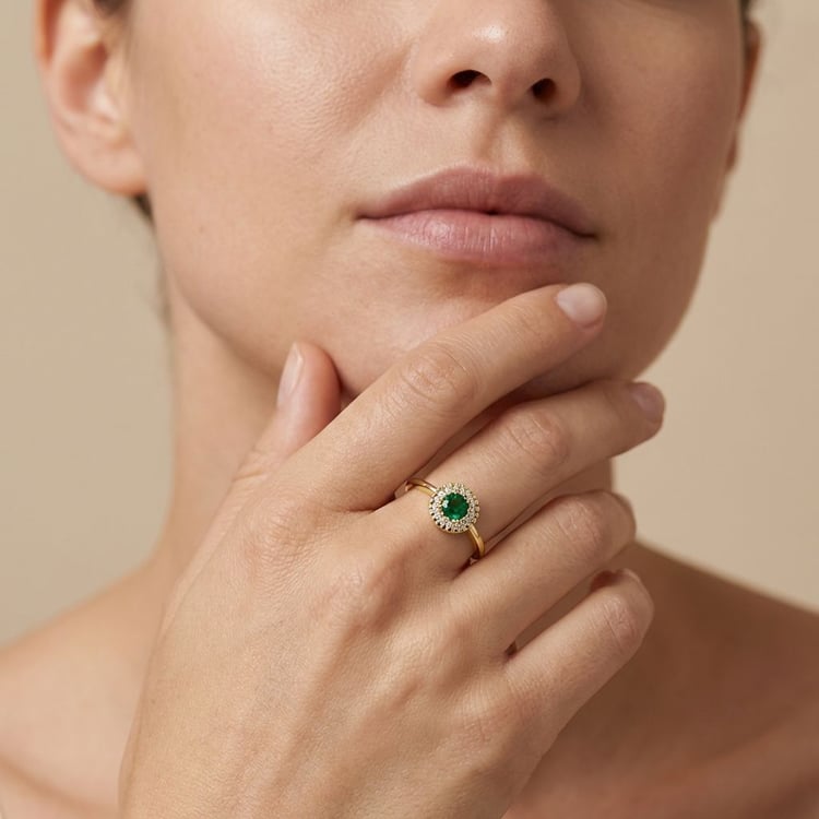 Rozvodový zlatý halo prsten se smaragdem obklopeným diamanty Eliot 165561