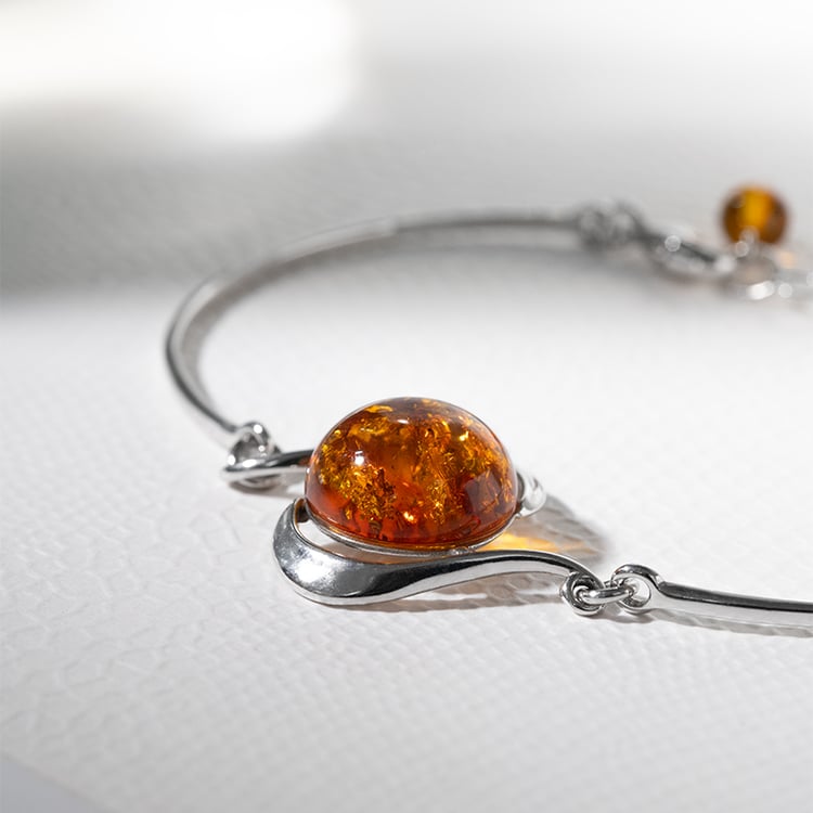 Jantar v elegantním stříbrném náramku Clytha 130816