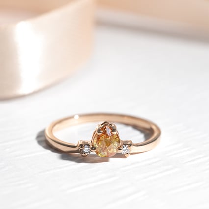 Unikátní prsten se salt and pepper diamantem a lab-grown diamanty Louisa