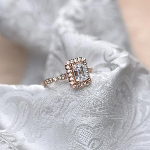 Zásnubní prsten s emerald diamantem Bina