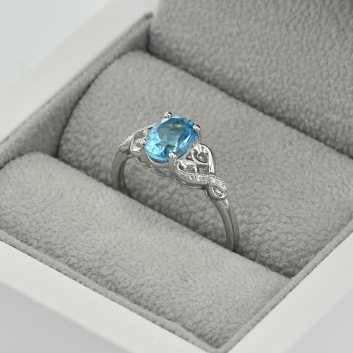 Zlatý prsten se švýcarským topazem a diamanty Alanyse