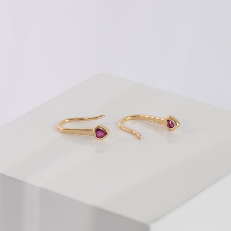 Visací náušnice s rubínovými srdíčky Levy 124541