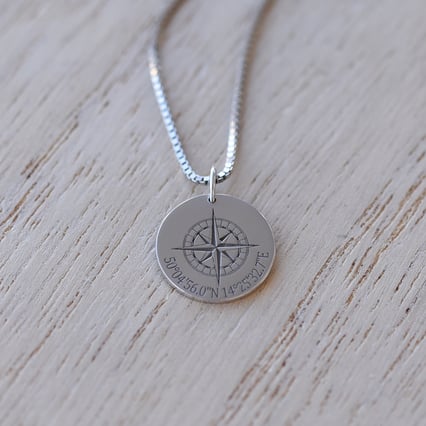 Stříbrný přívěsek s gravírem souřadnic dle vlastní volby Naira