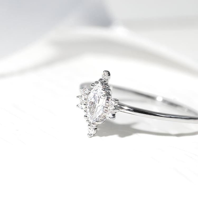 Zásnubní prsten s marquise diamantem Janne 126397