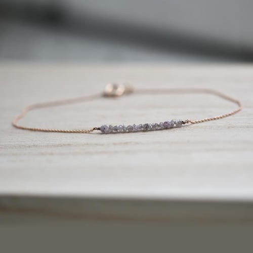 Zlatý náramek s růžovými nebroušenými diamanty Benaty