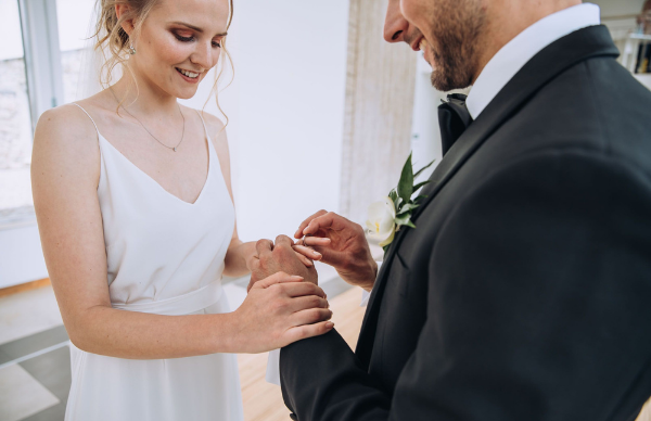 Přemýšlíte, co vyrýt na snubní prsten? S naším průvodcem budete mít jasno