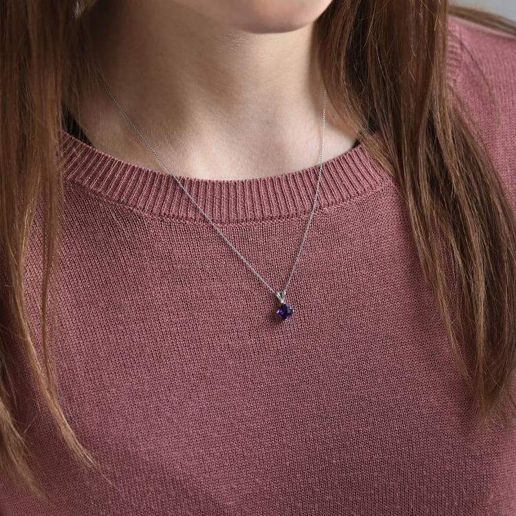 Fialový ametyst ve zlatém náhrdelníku 38157