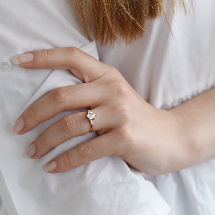 Zásnubní prsten s hexagon moissanitem a diamanty 90253