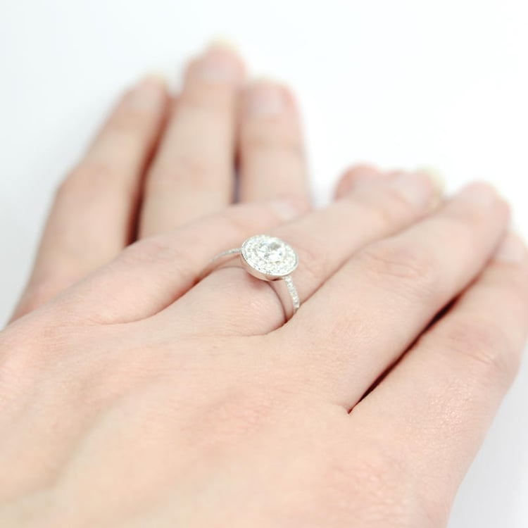 Zlatý diamantový prsten na ruce Kaysi 5007