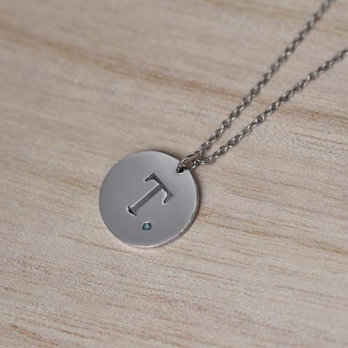 Platinový přívěsek s modrým diamantem a gravírem písmene Sager