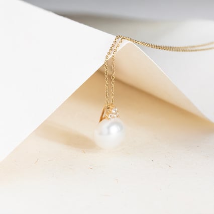 Romantický zlatý přívěsek s perlou a zirkony Anissa