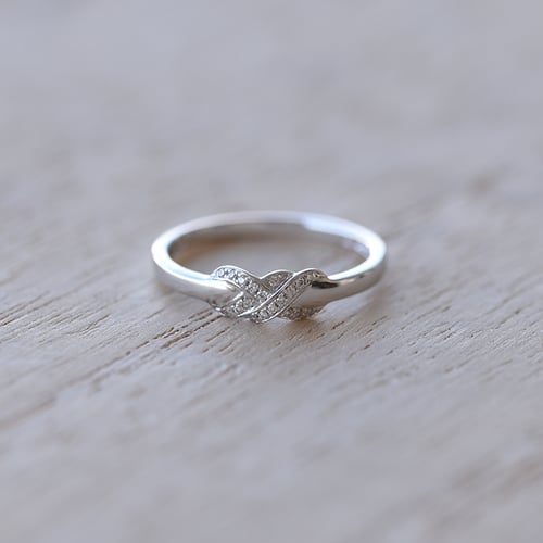 Zlatý romantický prsten s diamanty Teskala