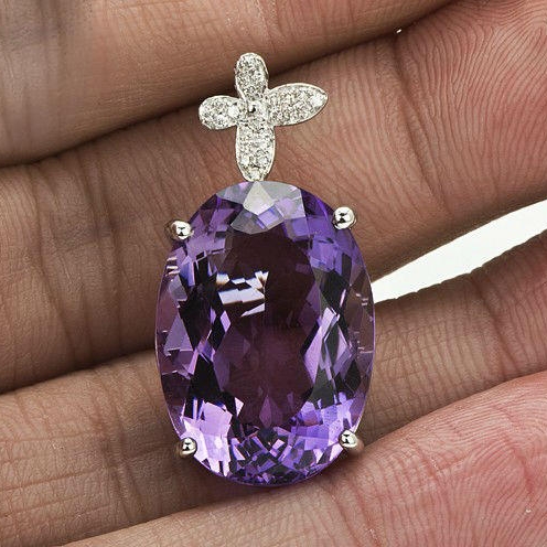 Diamantový motýlek na ametystu 2509