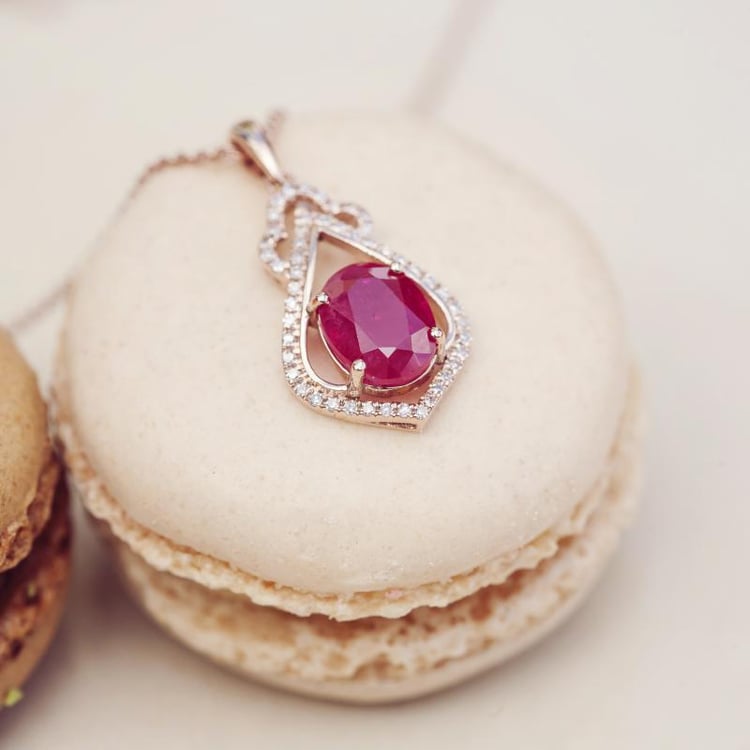 Náhrdelník s rubínem a diamanty 12964