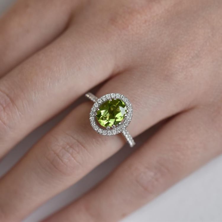 Stříbrný prsten s oválným olivínem 25098