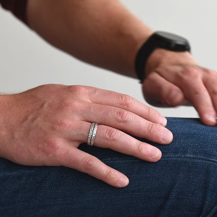 Tepané snubní prsteny s černým a bílým enamelem Pernila