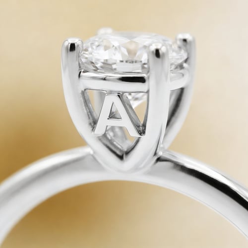 Zásnubní prsten s výběrem písmene a lab-grown diamanty Frost