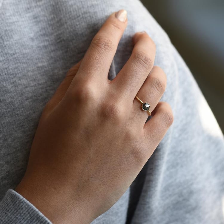 Zlatý zásnubní prsten se salt'n'pepper diamantem 50218