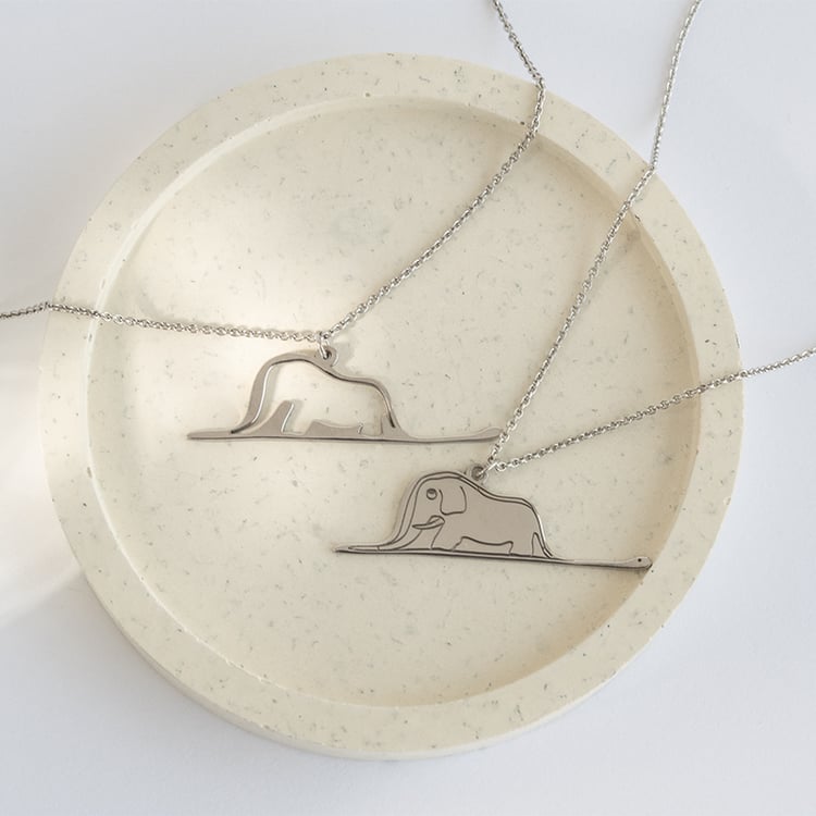 Stříbrný přívěsek Malý princ se slonem a gravírem 120875