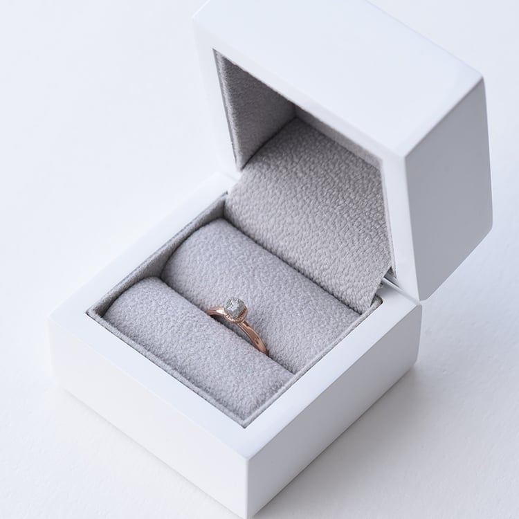 Zlatý zásnubní prsten s diamantem 75143