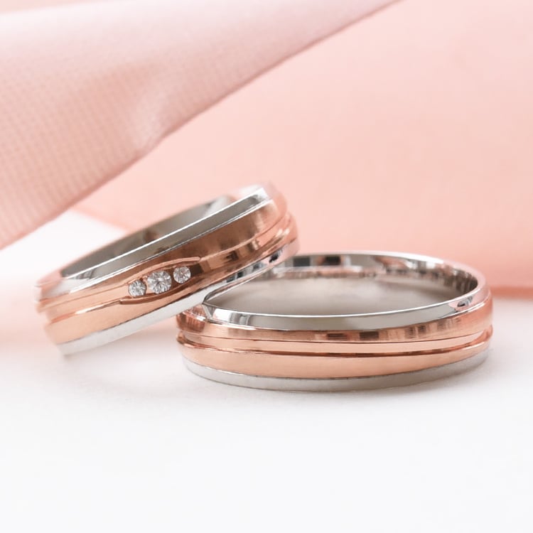 Decentní snubní prsteny ze zlata s diamanty 77282