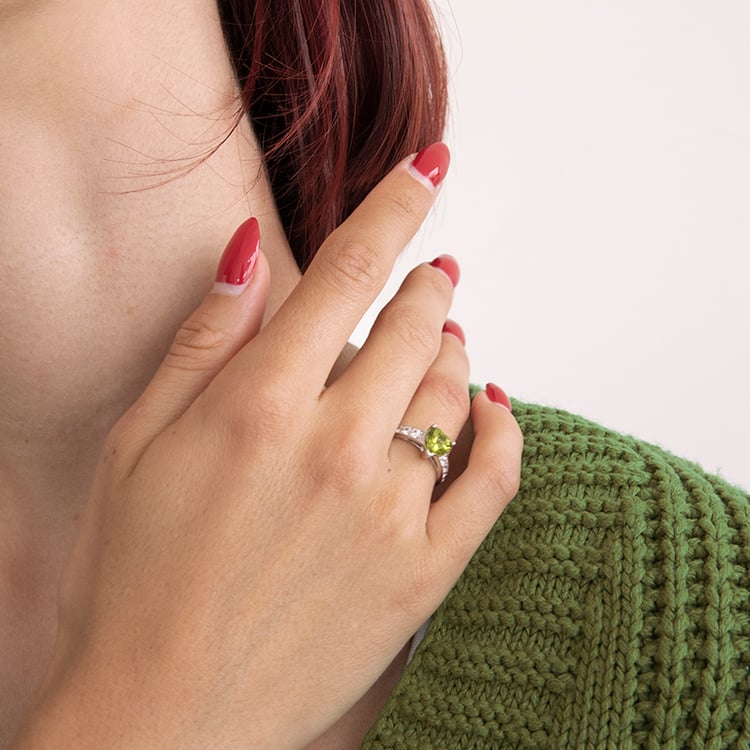 Stříbrný prsten se srdíčkovým olivínem a zirkony Bailey 109403