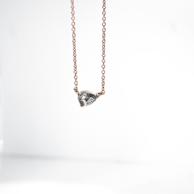 Náhrdelník s pear salt and pepper diamantem Maliah 128621