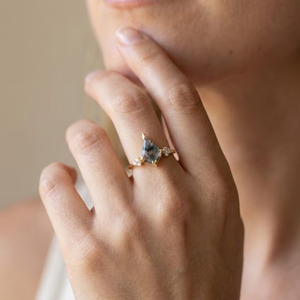 Jedinečný rozvodový prsten s mechovým achátem Kettil