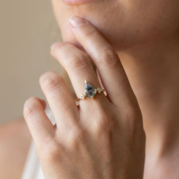 Jedinečný rozvodový prsten s mechovým achátem Kettil 165104