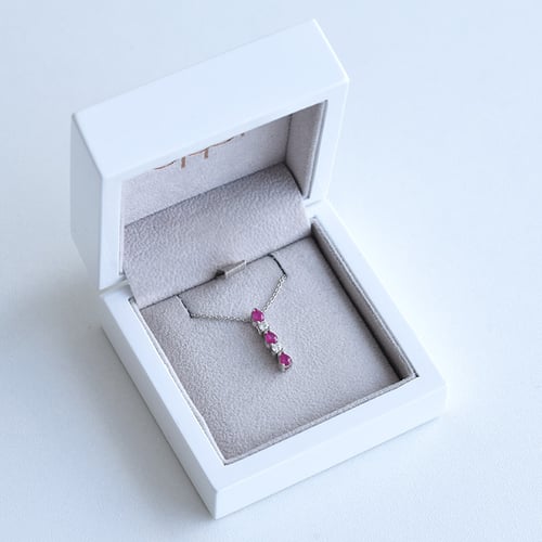 Elegantní přívěsek s diamanty a rubíny Muriel