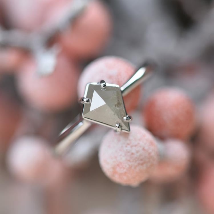 Zlatý prsten se salt´n´pepper diamantem Evelina 44341