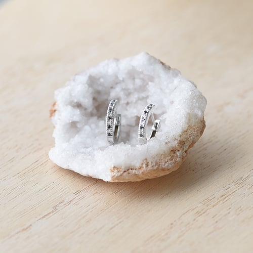 Zlaté kruhové náušnice s černými a bílými diamanty Gomati